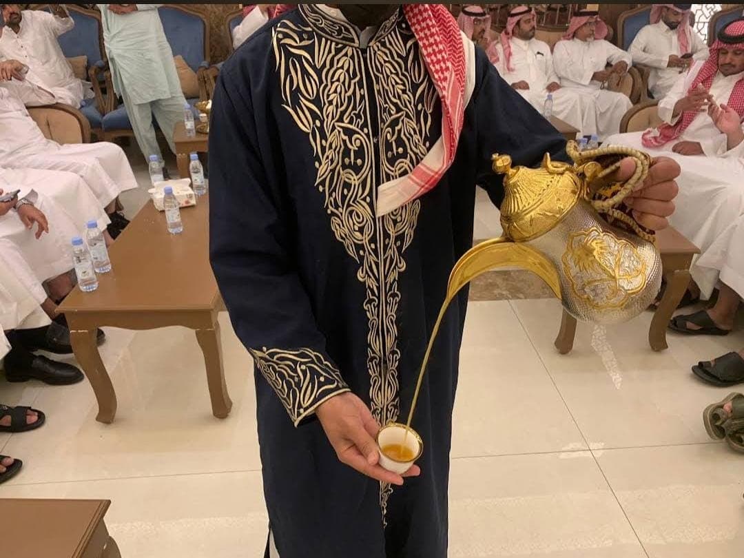قهوجين يقدمون خدمات القهوة العربية لحفلات الزفاف الفاخرة في الرياض